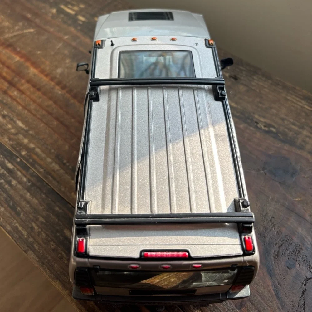 Maisto Premiere Edition Silver Hummer H2 SUV [1:18 Scale]